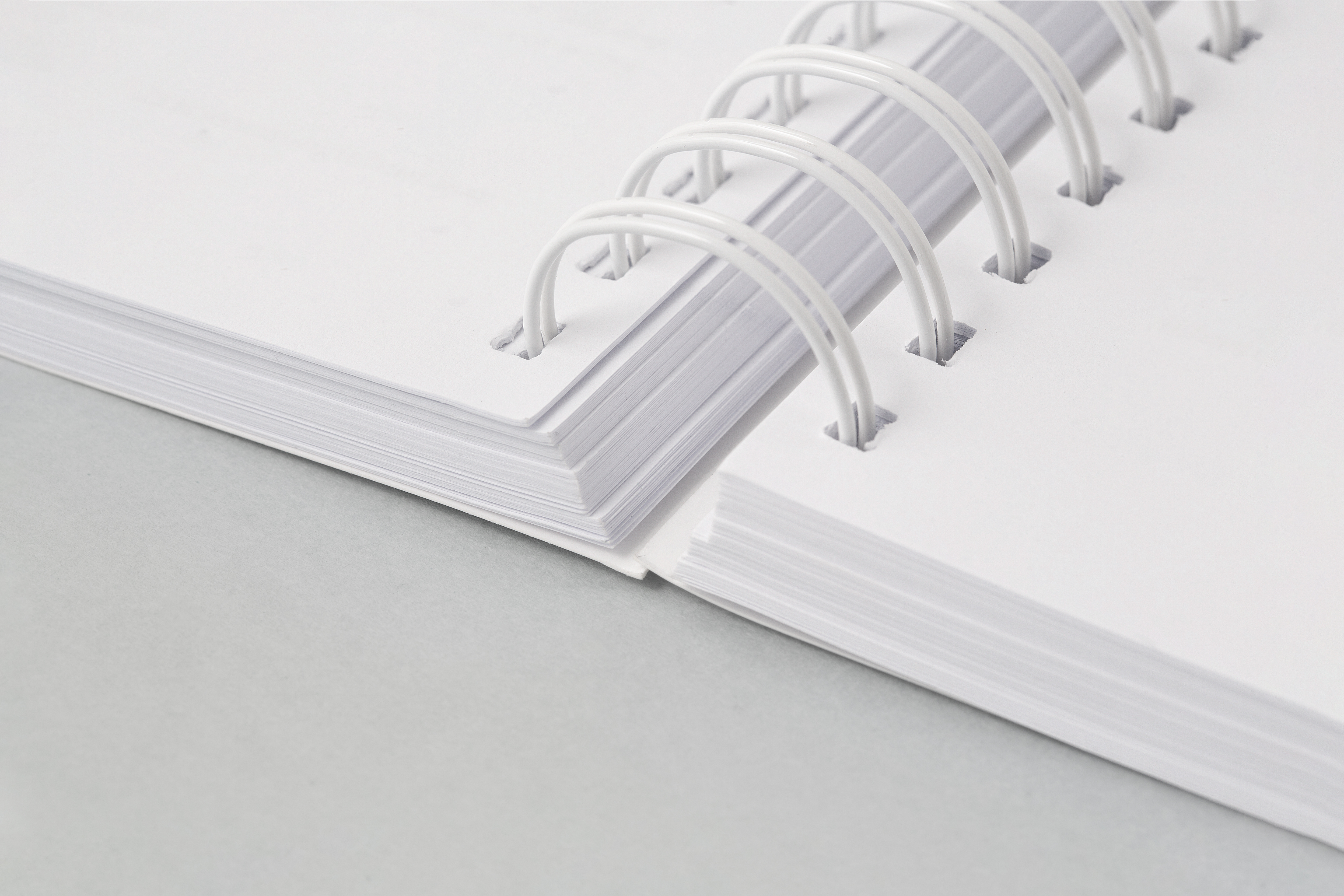 Åpent ringinnbundet bok – eksempel på ringbinding som bokbinding
