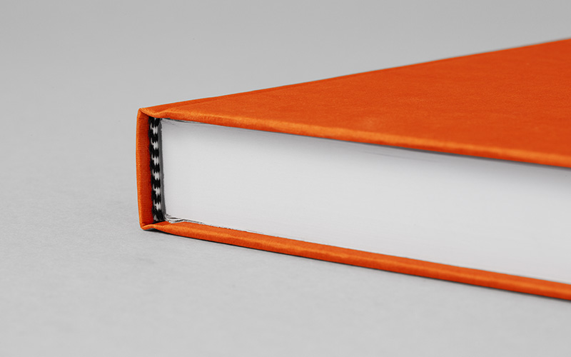 Foto av hardcover med limbinding