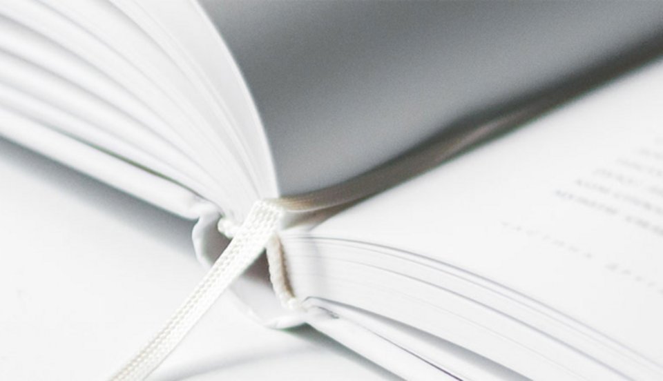 Foto av en åpen bok