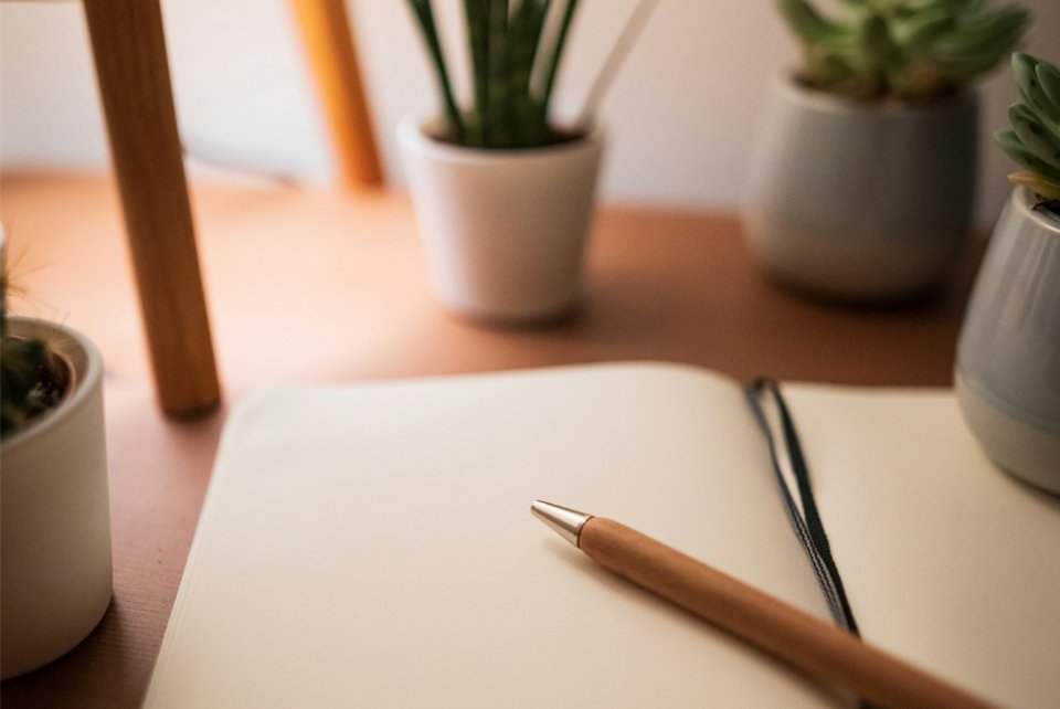 Foto av en notatbok på et skrivebord