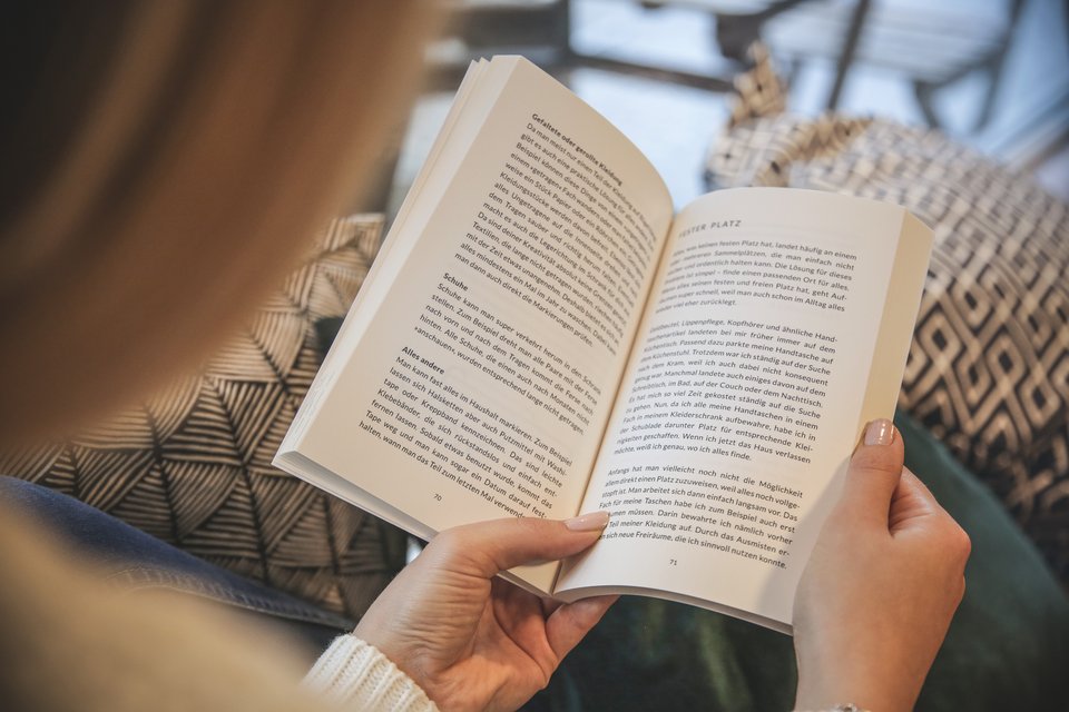 En kvinne leser en pocketbok