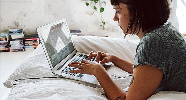 Forfatter som sitter og skriver sin bok på veien mot å bli forfatter